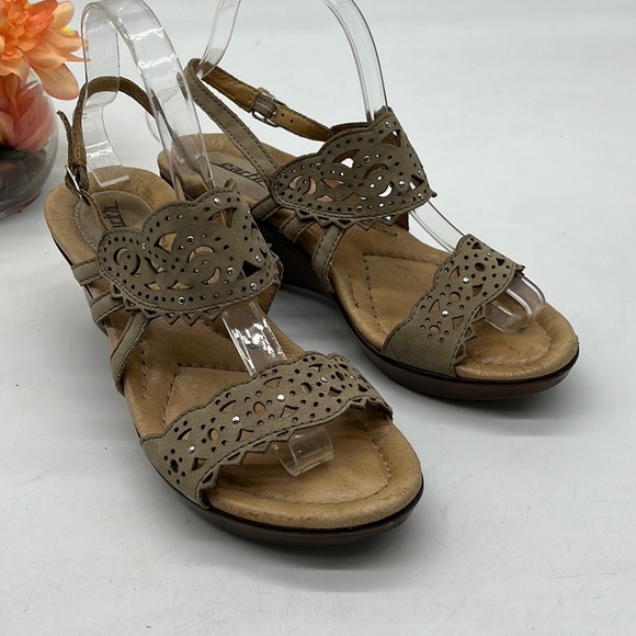Earth Shoes - Earth Rosetta Tan Leather Cut Out Wedge Sandals Size 8.5. MCW2775E